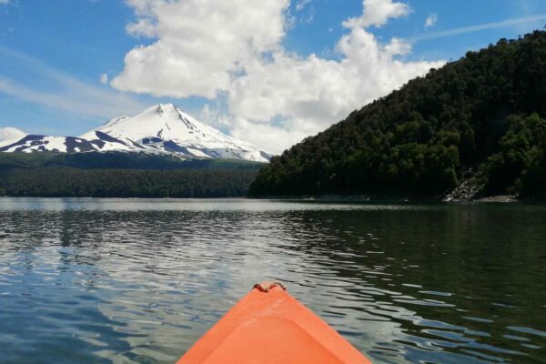 kayak en lago, parque nacional conguillío